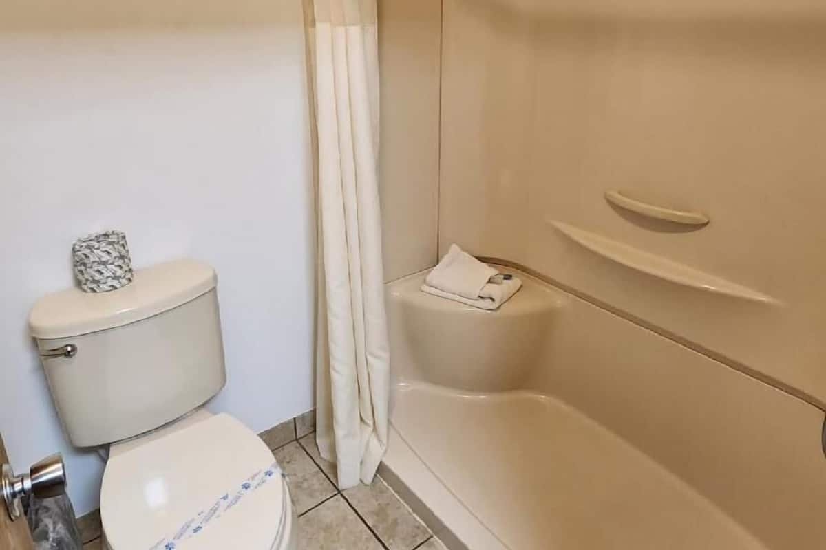 double room, 2 double beds | bathroom | free toiletries, hair dryer, towels