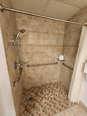 Standard Room, Accessible | Bilik Mandi | Kelengkapan dandanan diri percuma, pengering rambut, tuala disediakan 