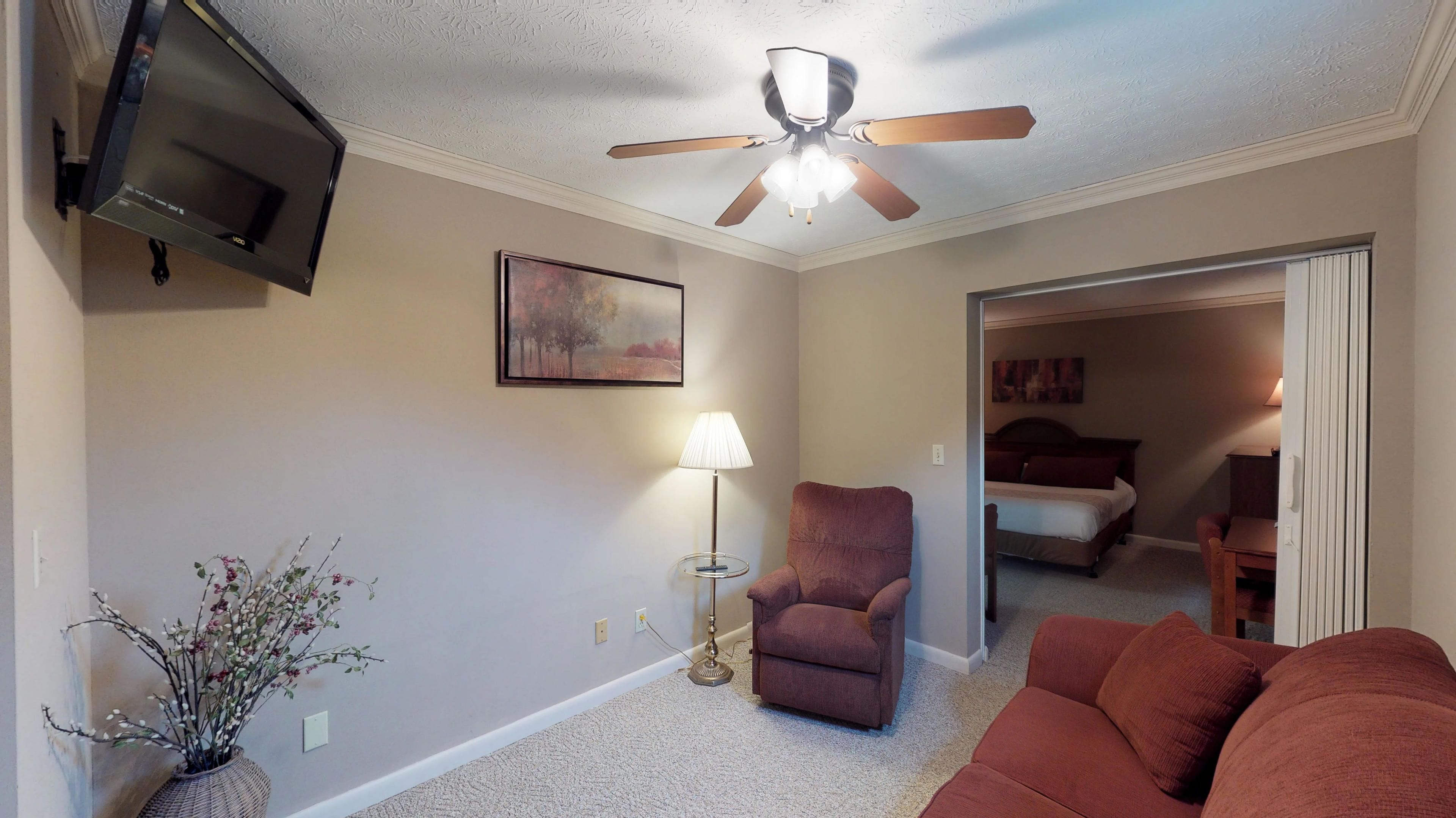 suite, 1 king bed | living room | flat-screen tv