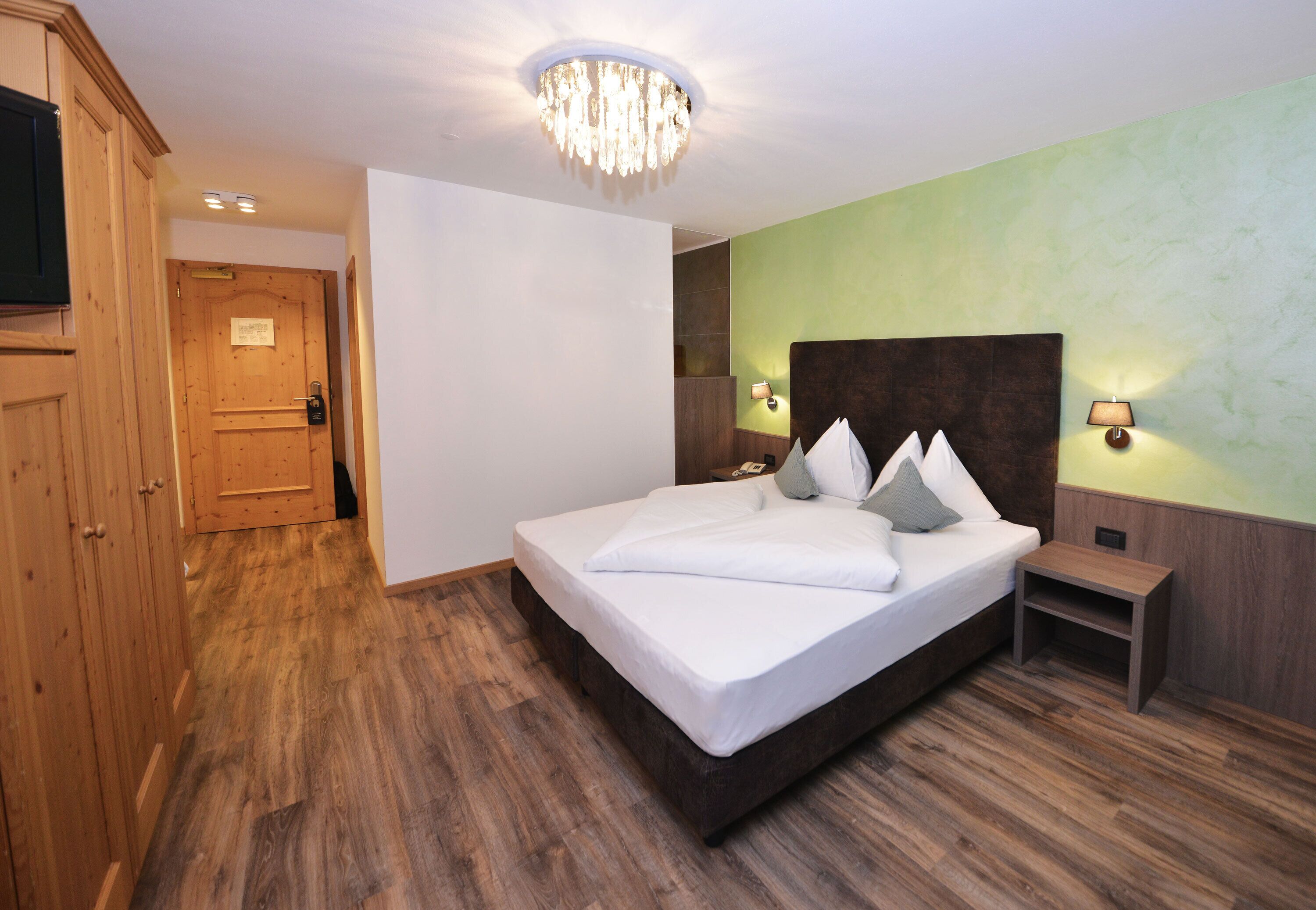 classic double room | 1 bedroom, minibar, in-room safe, desk