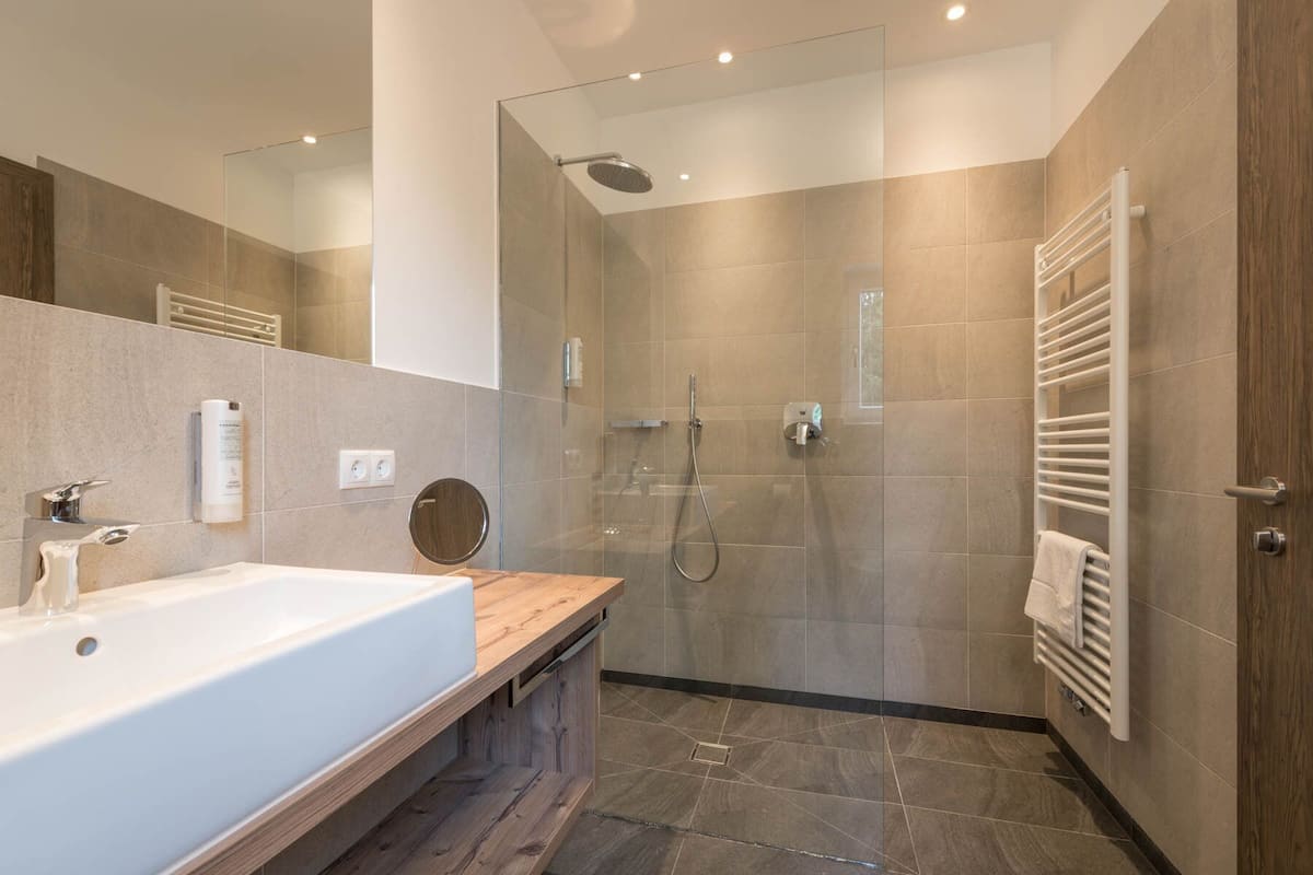 Baño | Amenidades de baño gratuitas, secadora de cabello, batas, pantuflas