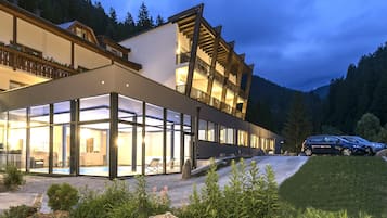 Fassade der Unterkunft – Abend/Nacht