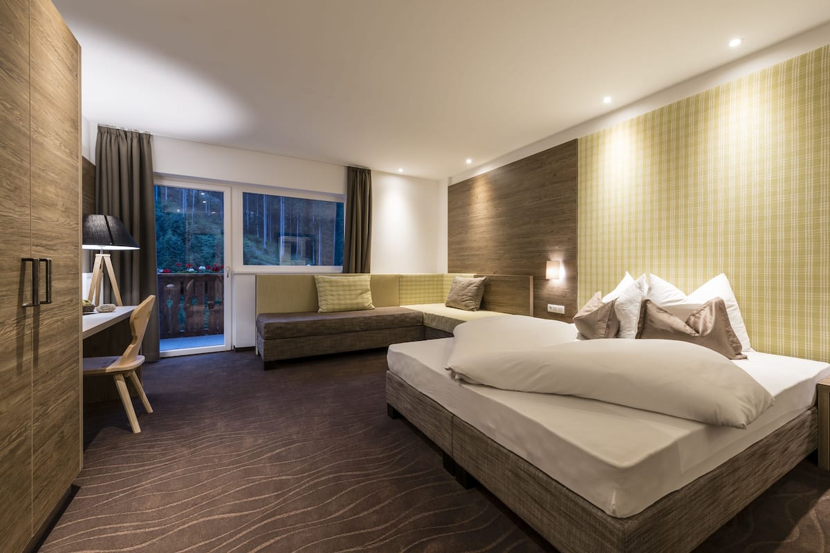 Phòng Deluxe | 1 phòng ngủ, minibar, két bảo mật tại phòng, bàn 