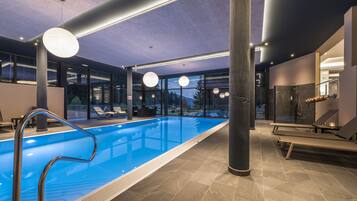 Piscina interna, funciona das 7h às 19h, espreguiçadeiras