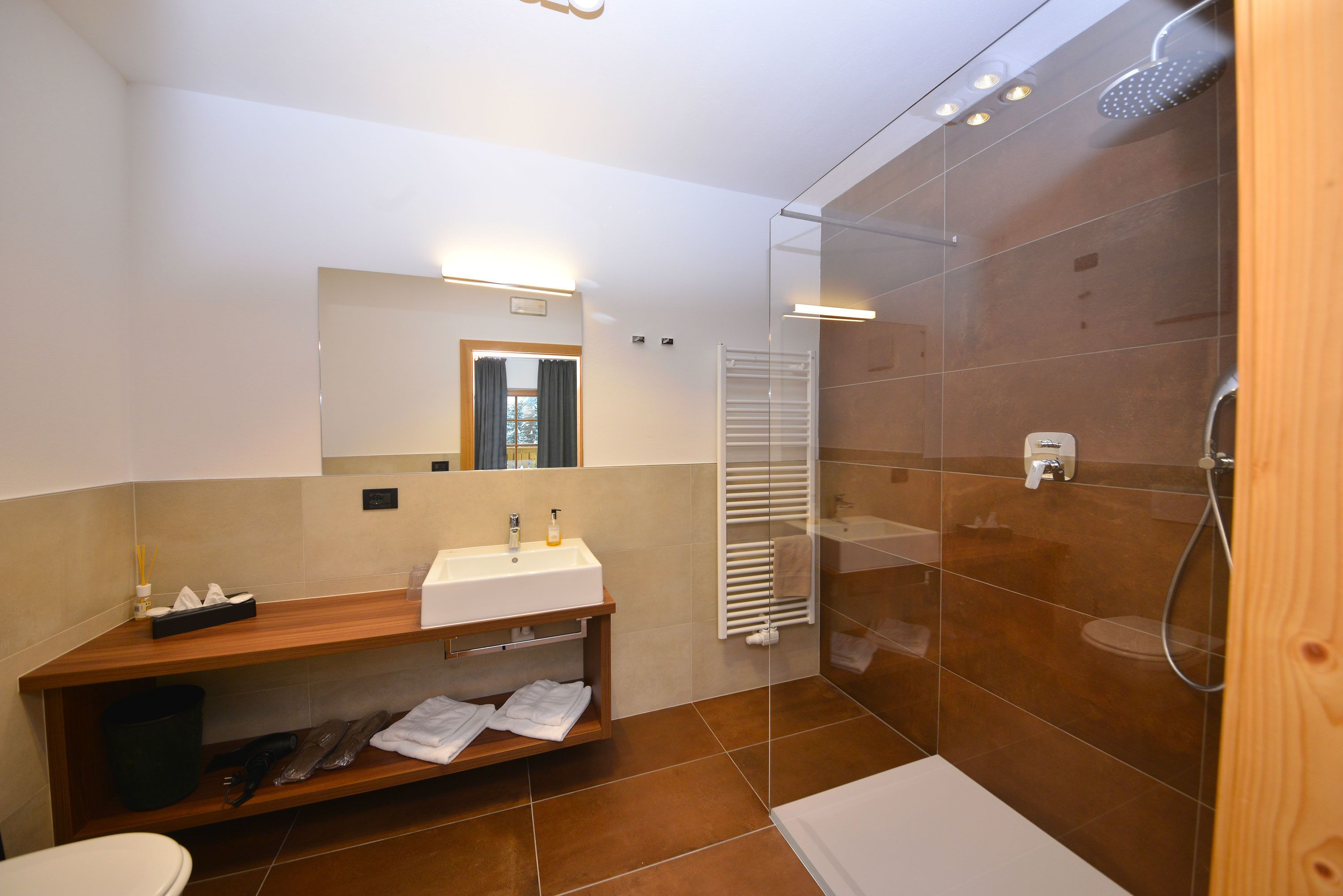 classic double room | bathroom | free toiletries, hair dryer, bathrobes, slippers