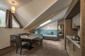 Leilighet, 1 soverom | 1 soverom, minibar, safe på rommet og skrivebord