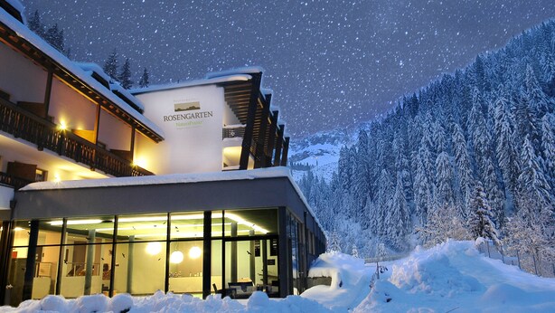 A modern building with a sign reading "Rosengarten Naturpark". - Rechenmachers Rosengarten (Nova Levante)