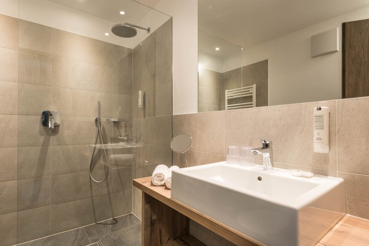 Baño | Amenidades de baño gratuitas, secadora de cabello, batas, pantuflas