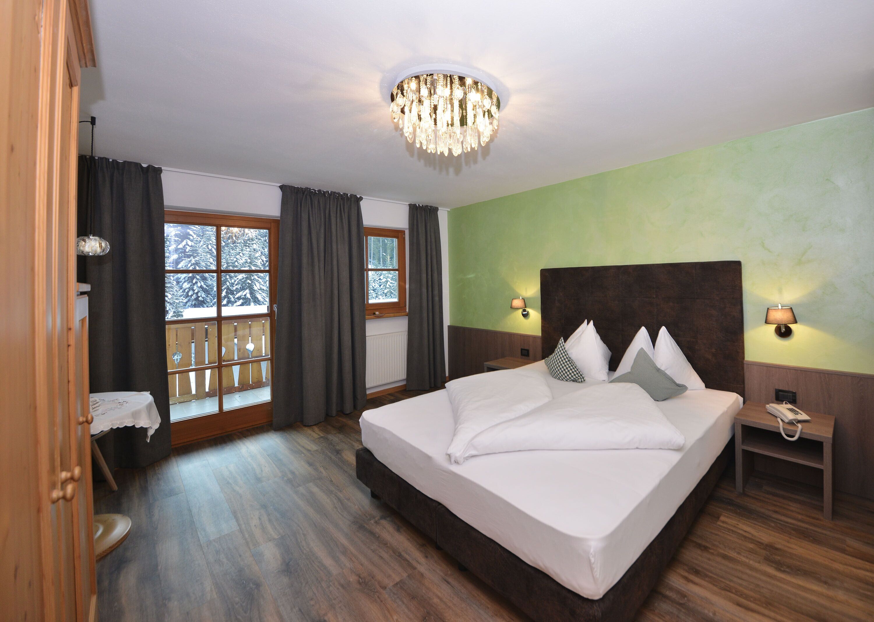 classic double room | 1 bedroom, minibar, in-room safe, desk