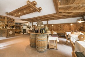 Déjeuner et dîner servis sur place, spécialités Cuisine locale