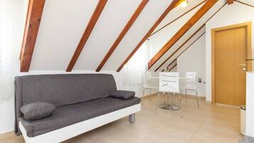 Estudio Confort, balcón, vistas a la ciudad | Zona de estar | Una televisión de pantalla plana