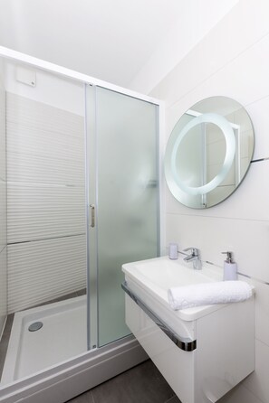 Habitación Deluxe doble (Plinarska 12) | Baño | Ducha, artículos de higiene personal gratuitos y secador de pelo