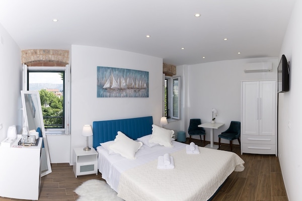 Escritorio y ropa de cama