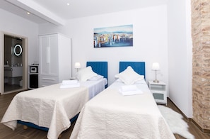 Quarto casal ou duplo luxo (Plinarska 12) | Escrivaninha, roupa de cama