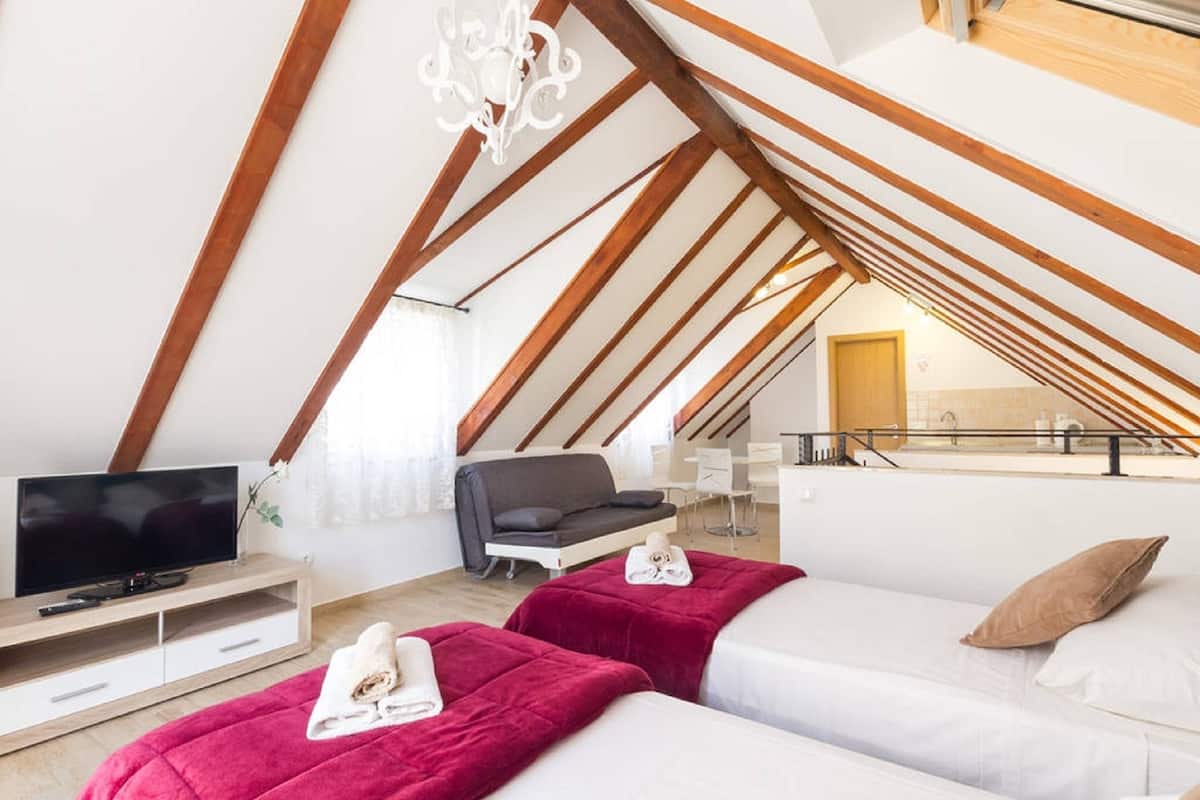 Studio Confort, balcon, vue ville | Bureau, draps fournis