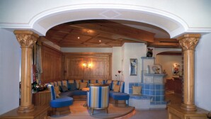 Lobby sitting area - Hotel Das Urbisgut (Altenmarkt im Pongau)