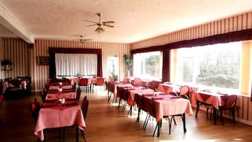 Phục vụ bữa sáng và bữa tối, đặc sản địa phương