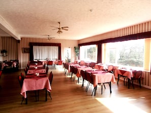 Breakfast and dinner served, local cuisine - The Altavia Hotel (Sandown)