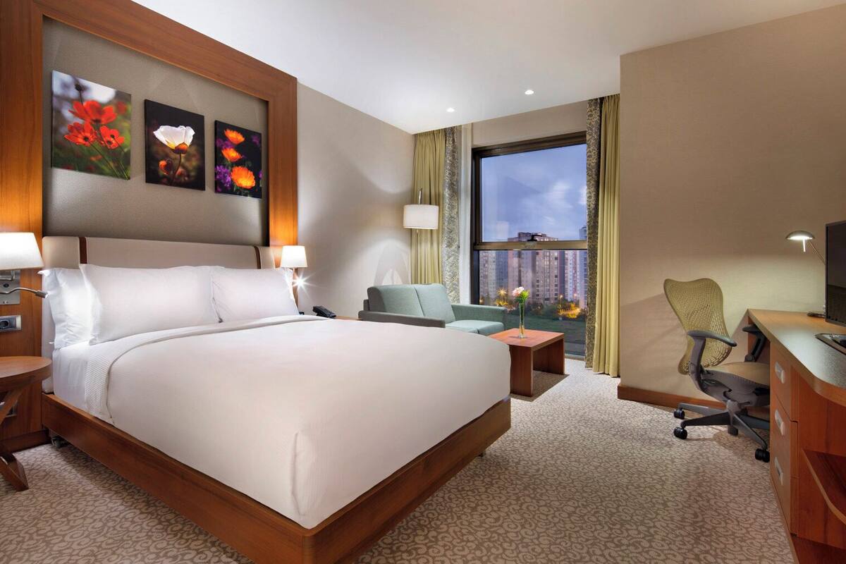 Premium bedding, in-room safe, laptop workspace, blackout drapes