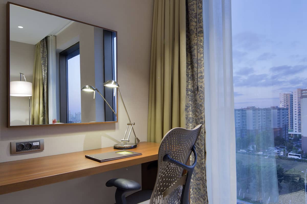 Ropa de cama de alta calidad y caja de seguridad en la habitación