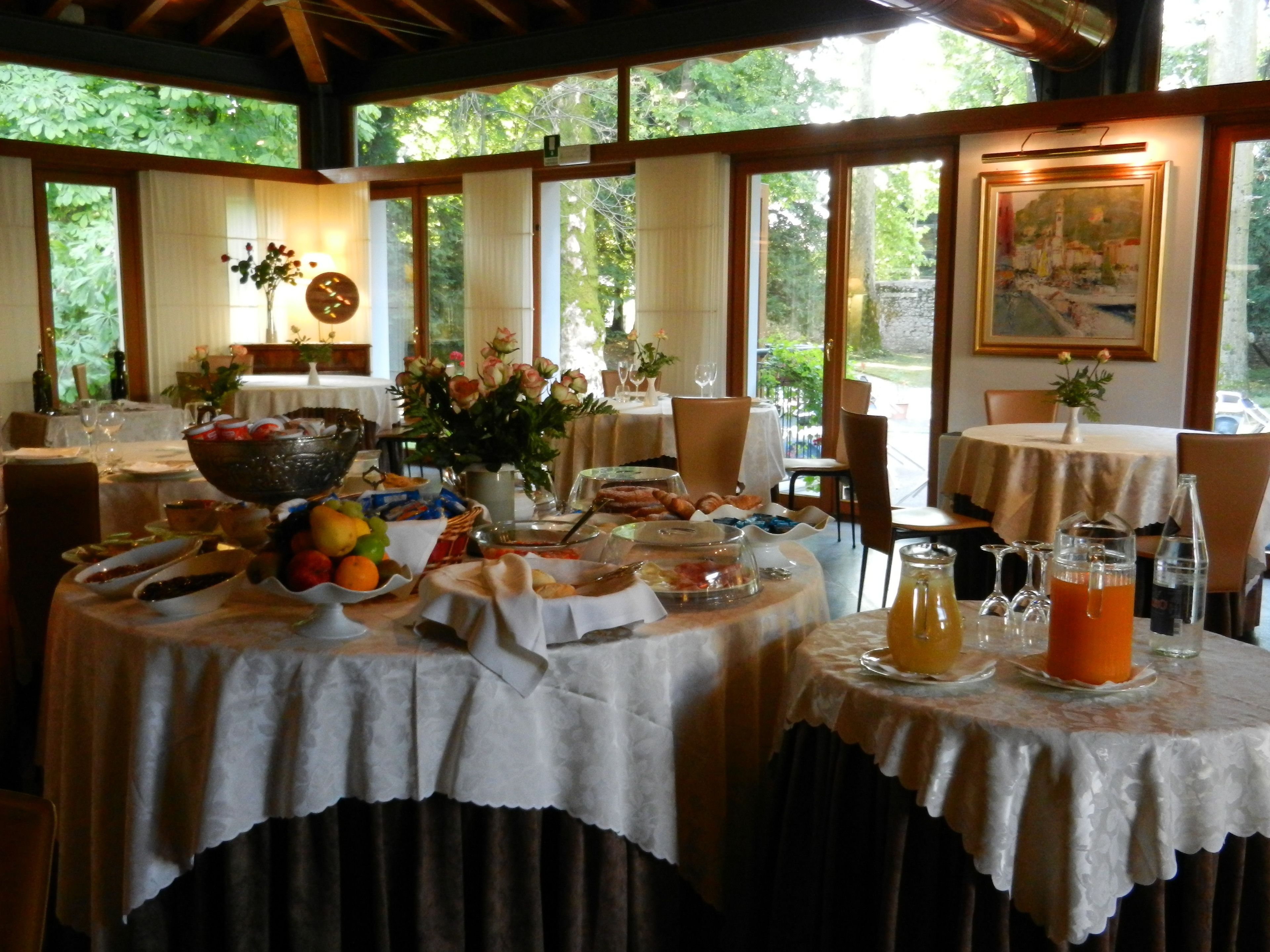 Free continental breakfast 