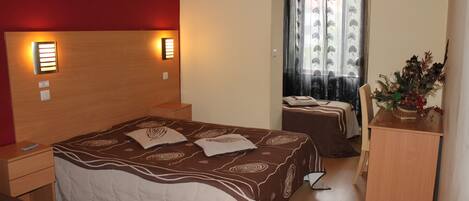 Triple Room, Private Bathroom | Desk, rollaway beds, free WiFi, bed sheets
