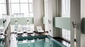 Una piscina cubierta