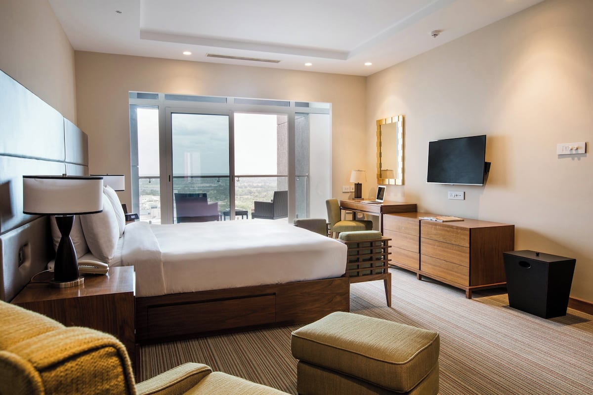 Premium bedding, in-room safe, desk, laptop workspace