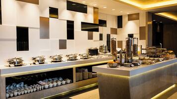 Dagelijks ontbijtbuffet (INR 825 per persoon)