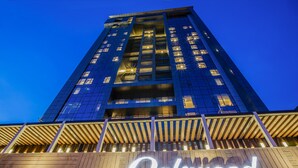 A high-rise building with a prominent sign for Oakwood Residence. - Oakwood Residence Kapil Hyderabad (Hyderabad)