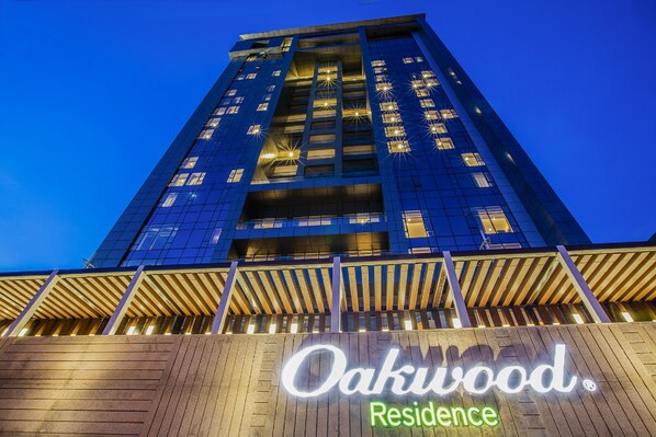 A high-rise building with a prominent sign for Oakwood Residence. - Oakwood Residence Kapil Hyderabad (Hyderabad)