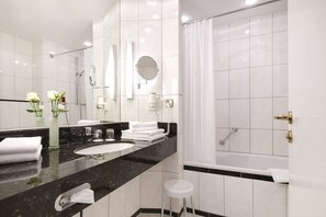 Badewanne, kostenlose Toilettenartikel, Haartrockner, Handtücher