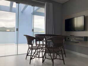 Apartamento 8, Andar 3 Superior Vista | Aire de séjour | Téléviseur à DEL de 40 po avec télévision numérique, téléviseur