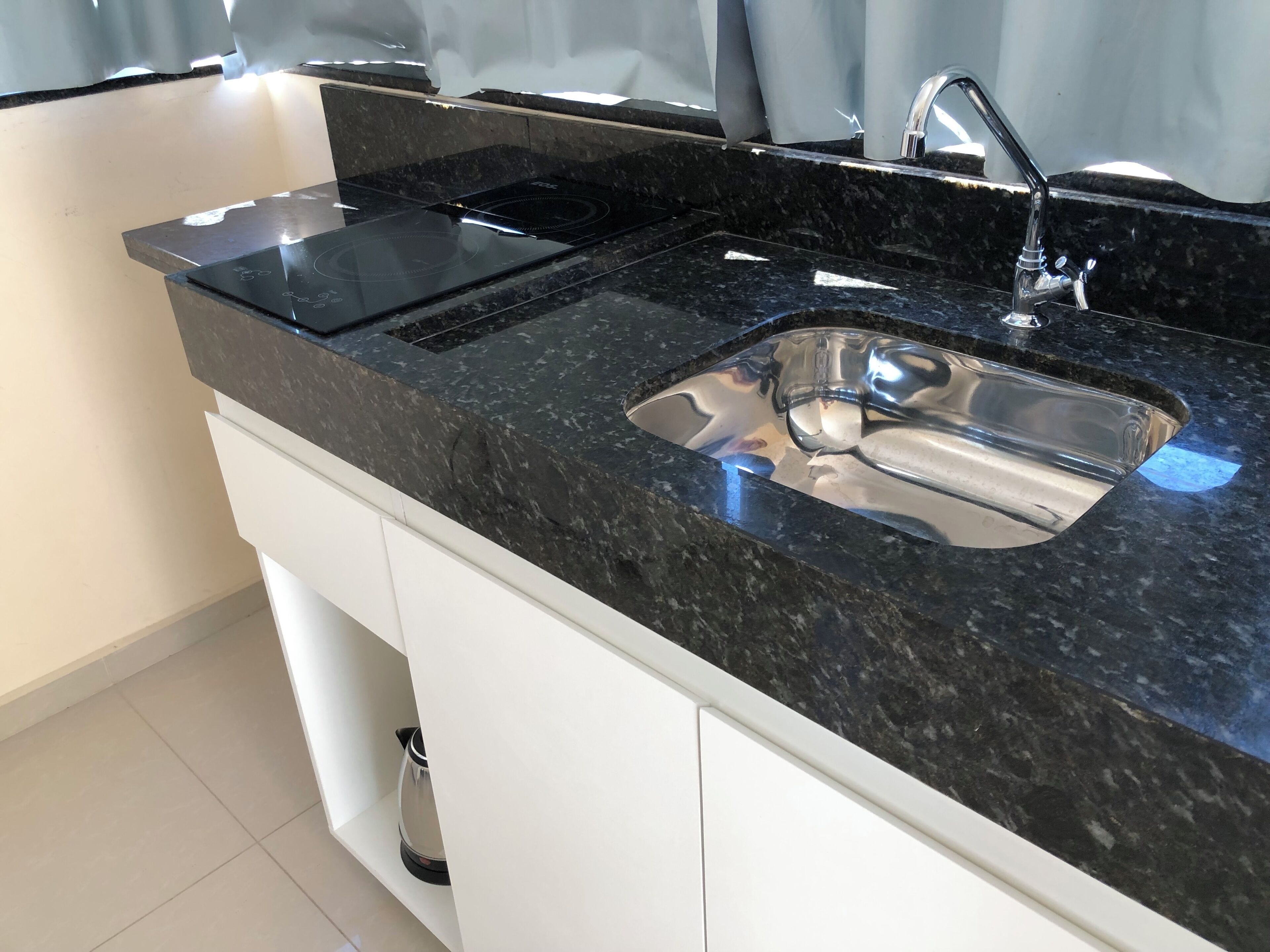 Réfrigérateur, micro-ondes, plaque de cuisson, grille-pain