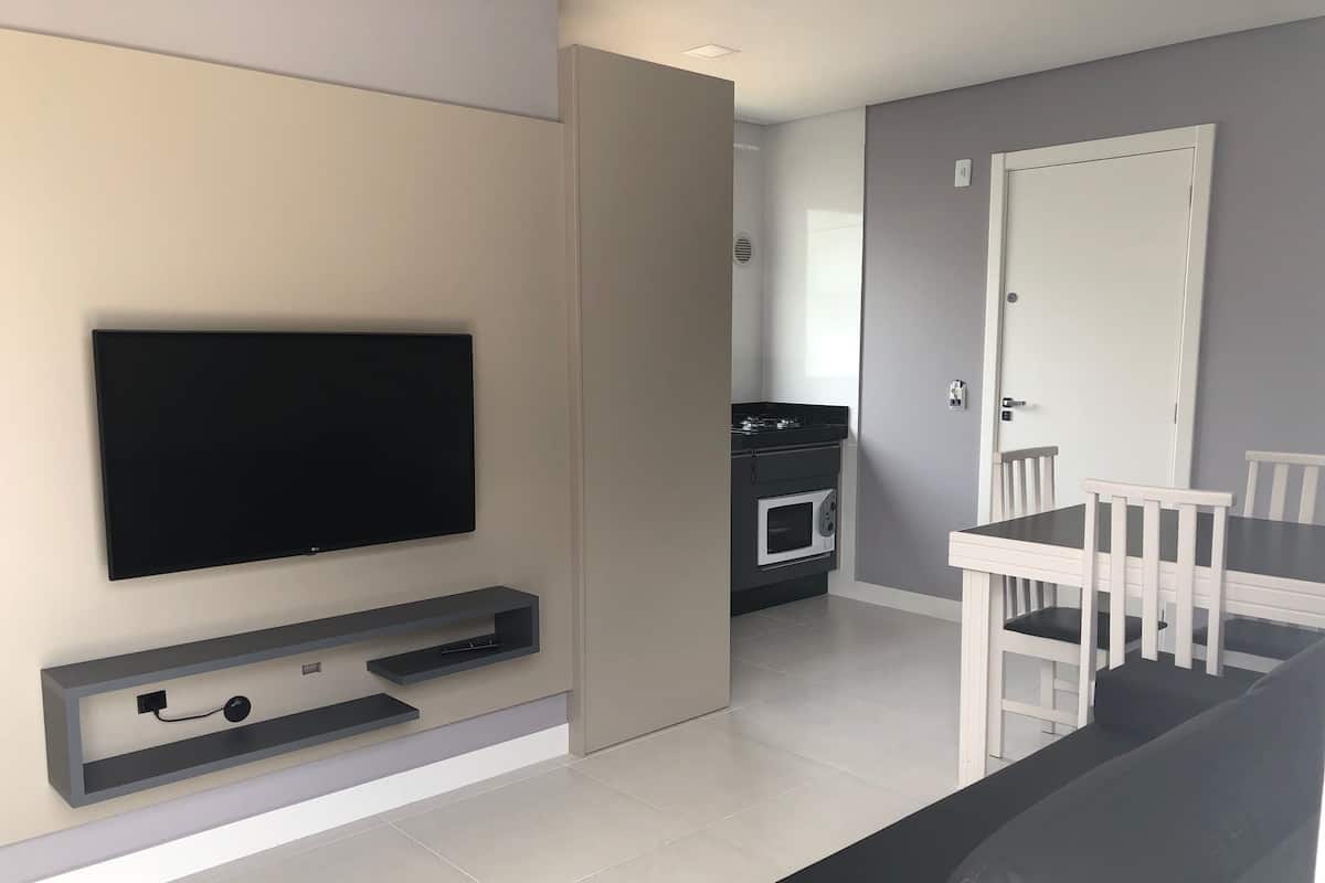 Apartamento 6, Andar 3 Superior Vista | Zona de estar | Televisión LED de 40 pulgadas con canales digitales, una televisión
