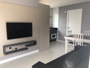 Apartamento 6, Andar 3 Superior Vista | Oleskelualue | 40–tuumainen LED-televisio, jossa digitaalikanavat