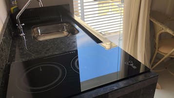 Refrigerador, microondas, placa de cocina, tostadora