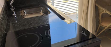 Appartement (5B) | Cuisine privée | Réfrigérateur, four à micro-ondes, surface de cuisson, grille-pain