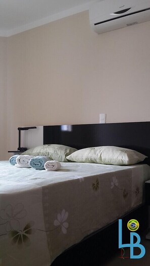 Individually decorated, individually furnished, desk, laptop workspace - Lagoinha Beach Residencial (Bombinhas)