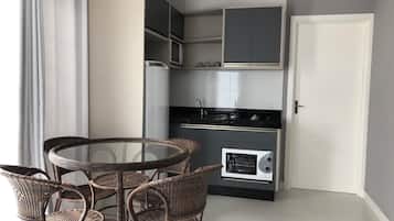 Apartamento (7A - Andar 3 Superior Vista) | Zona de estar | Televisión LED de 40 pulgadas con canales digitales, una televisión