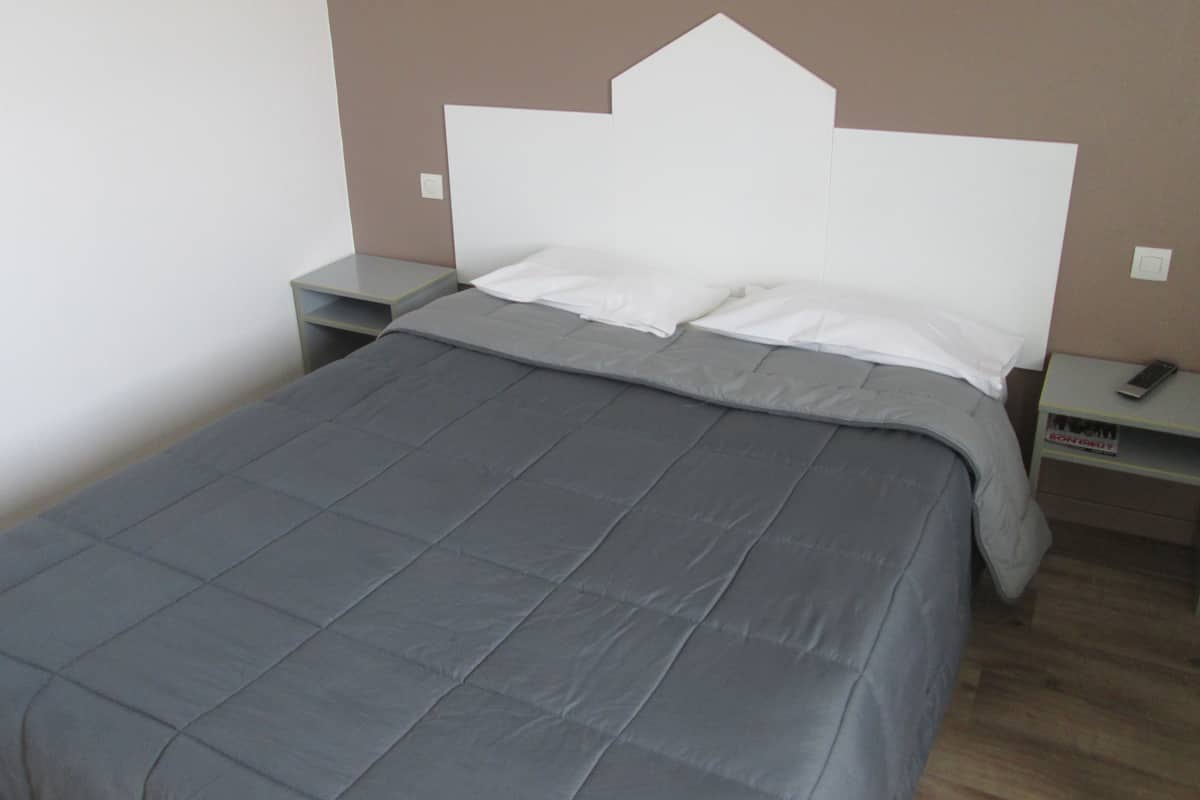 Een bureau, gratis babybedden, extra bedden, gratis wifi