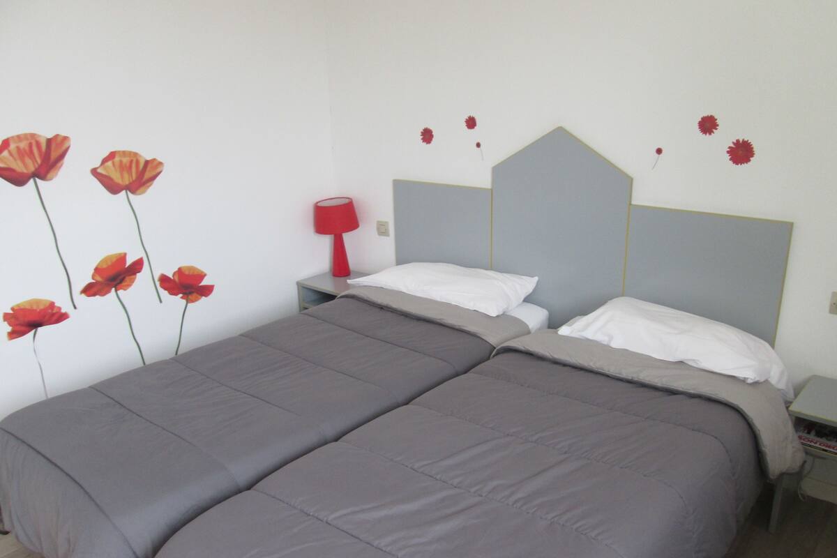 Chambre Standard avec lits jumeaux | Bureau, lit de bébé (gratuit), lit d’appoint (supplément)