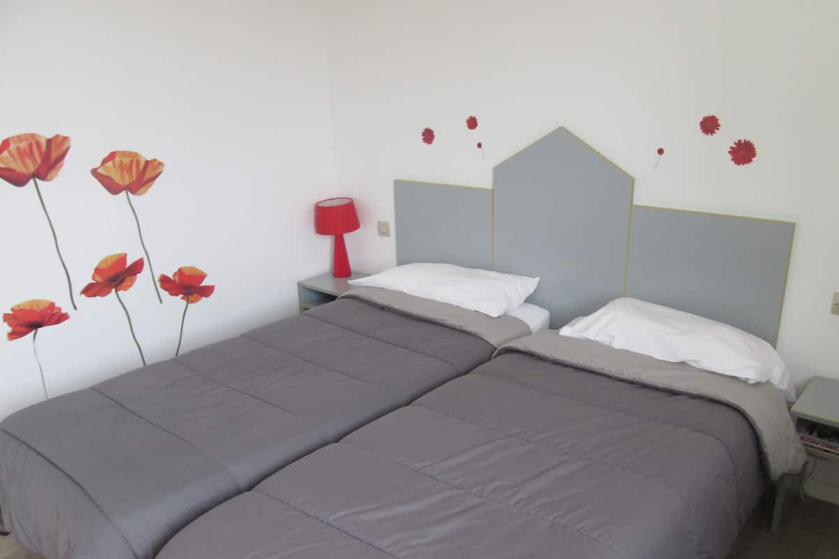 Standaard Twin kamer | Een bureau, gratis babybedden, extra bedden, gratis wifi