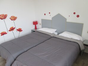 Standard Twin Room | Desk, free cots/infant beds, rollaway beds, free WiFi - Hôtel du Soleil Bleu (Istres)