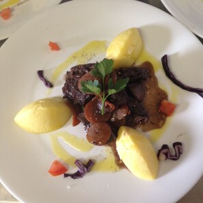 Breakfast, lunch, dinner served; Regional cuisine  - Hôtel du Soleil Bleu (Istres)