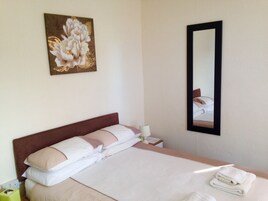 Hypo-allergenic bedding, in-room safe, individually decorated, desk