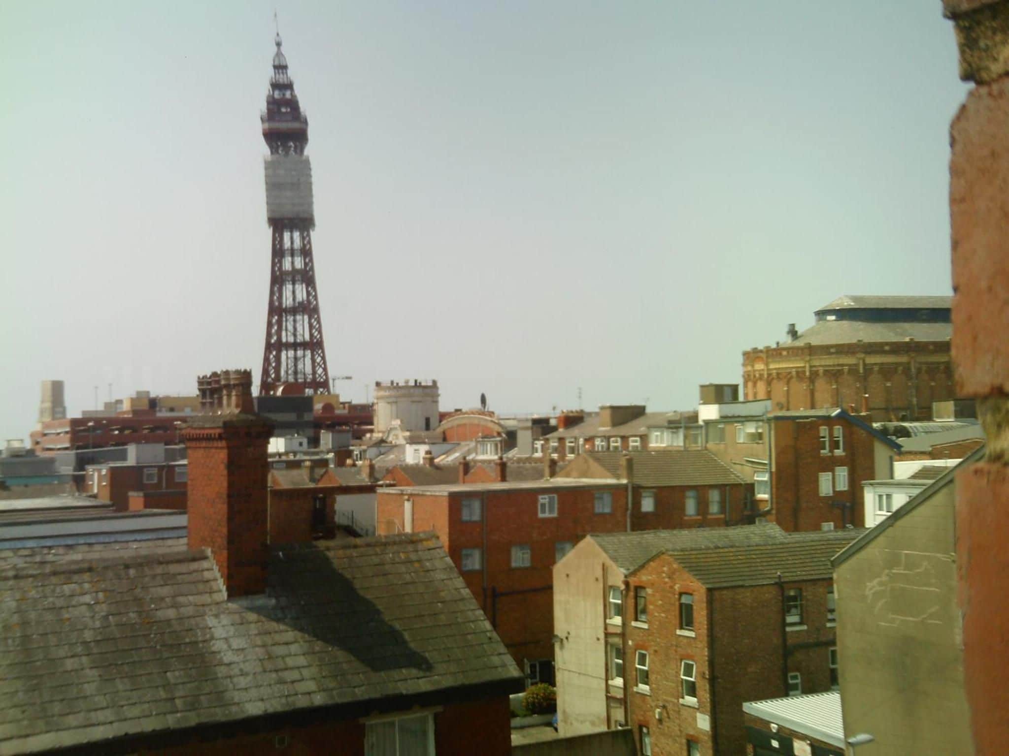 Un paisaje urbano con una torre destacada y diversos edificios.