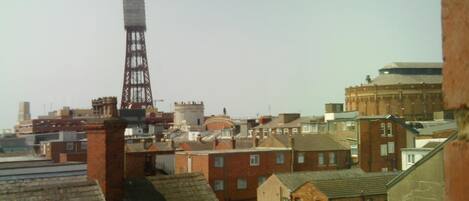 Un paisaje urbano con una torre destacada y diversos edificios.