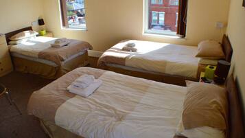 Habitación triple estándar, 3 camas individuales | Ropa de cama hipoalergénica y caja de seguridad en la habitación