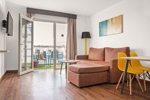 1 間睡房、房內夾萬、書桌、遮光窗簾/窗簾